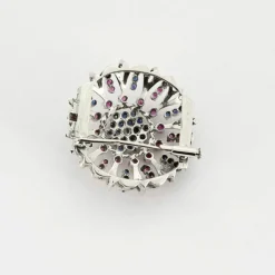 Broche motif floral or blanc saphirs