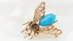 Broche mouche en or jaune turquoise, oeil de tigre et perles fines