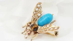 Broche mouche en or jaune turquoise, oeil de tigre et perles fines