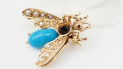 Broche mouche en or jaune turquoise, oeil de tigre et perles fines