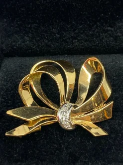 Broche noeud diamants