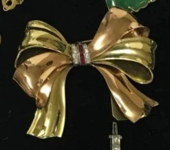 Broche noeud or jaune & rose rubis & diamants