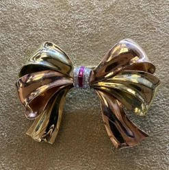 Broche noeud or jaune & rose rubis & diamants