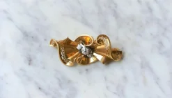 Broche noeud or rose, platine et diamants