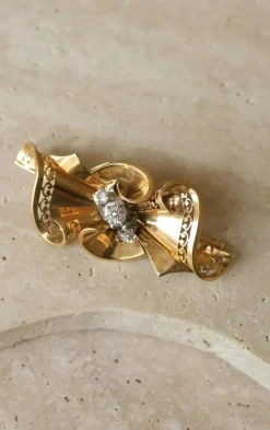 Broche noeud or rose, platine et diamants