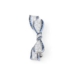 Broche nœud Art Déco platine, diamant, saphirs calibrés