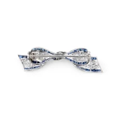 Broche nœud Art Déco platine, diamant, saphirs calibrés
