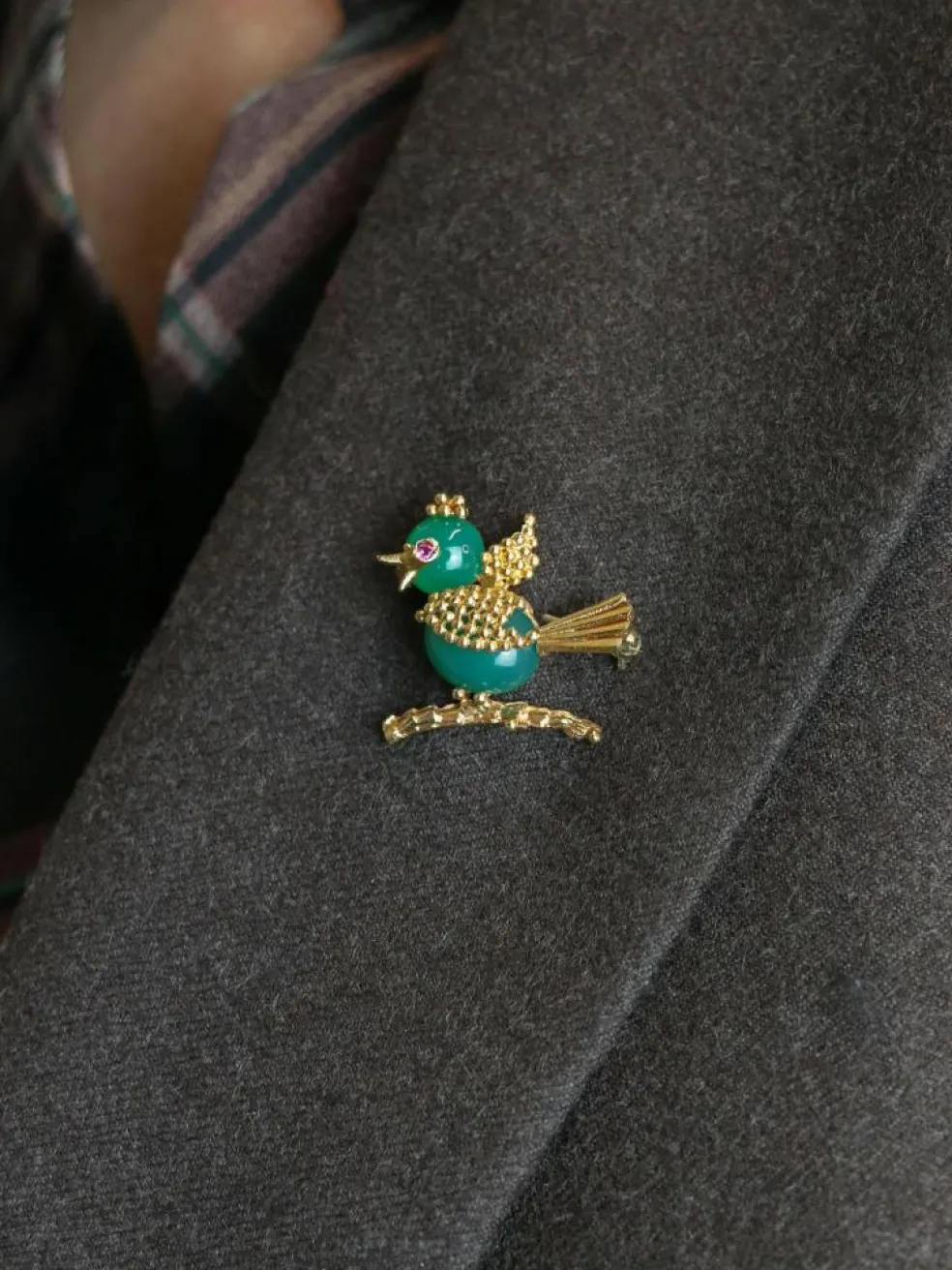 Broche oiseau vintage or jaune chrysoprase rubis