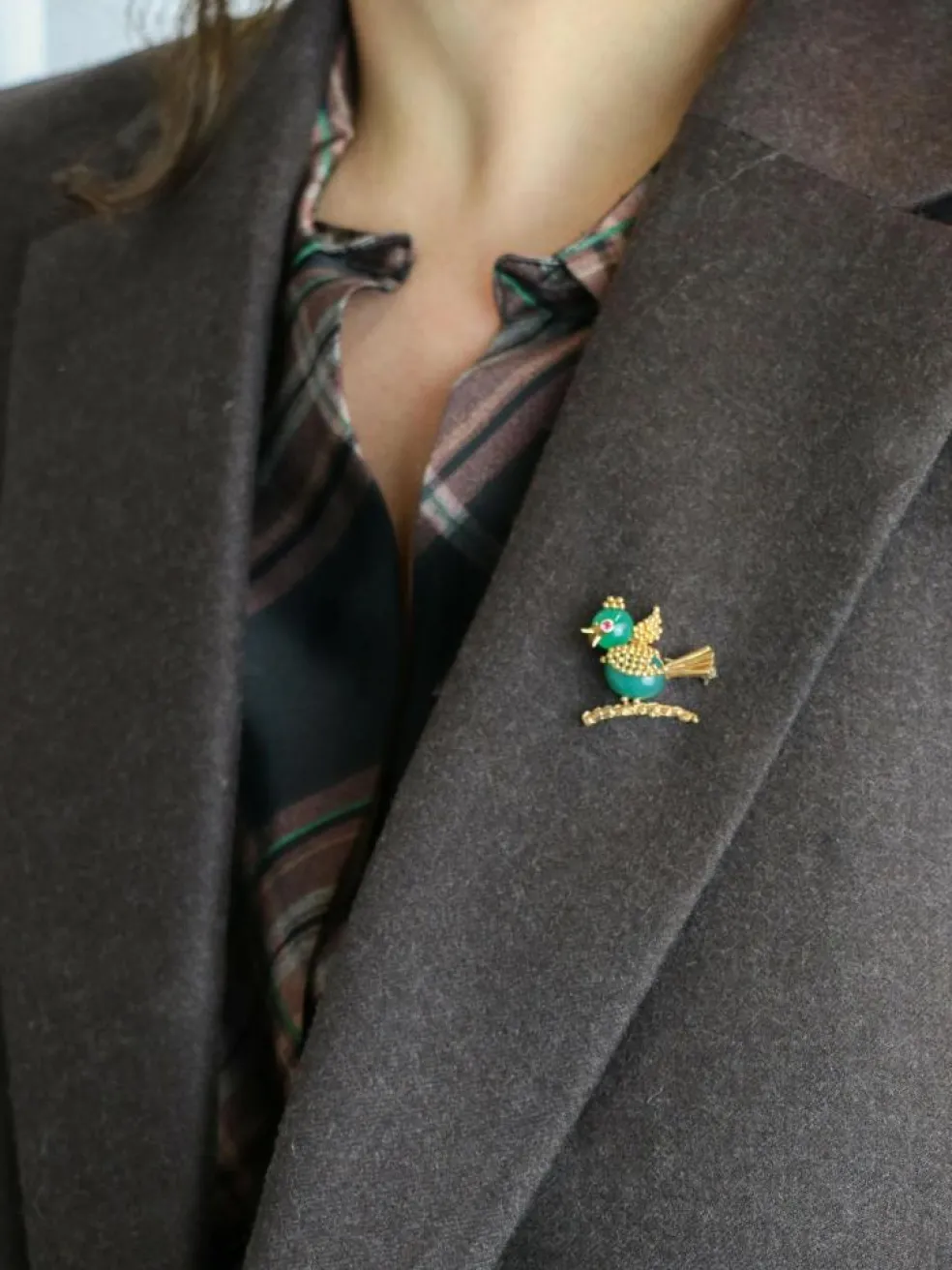 Broche oiseau vintage or jaune chrysoprase rubis