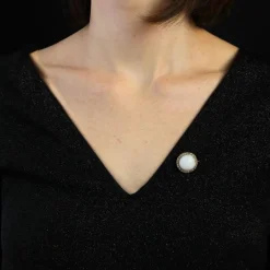 Broche opale diamants émail noir