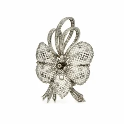 Broche or blanc fleur dentelée