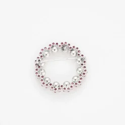 Broche or blanc sertie de perles de culture et saphirs roses