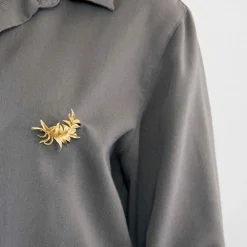Broche or jaune à motif de feuille