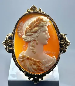 Broche or jaune camée coquille vers 1850