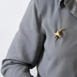 Broche or jaune et rubis à motif de lévrier