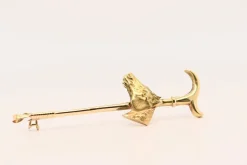 Broche or jaune tête de cheval et fouet