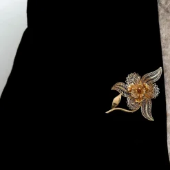 Broche orchidée en or jaune filigrané