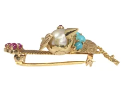 Broche ornée de bijoux