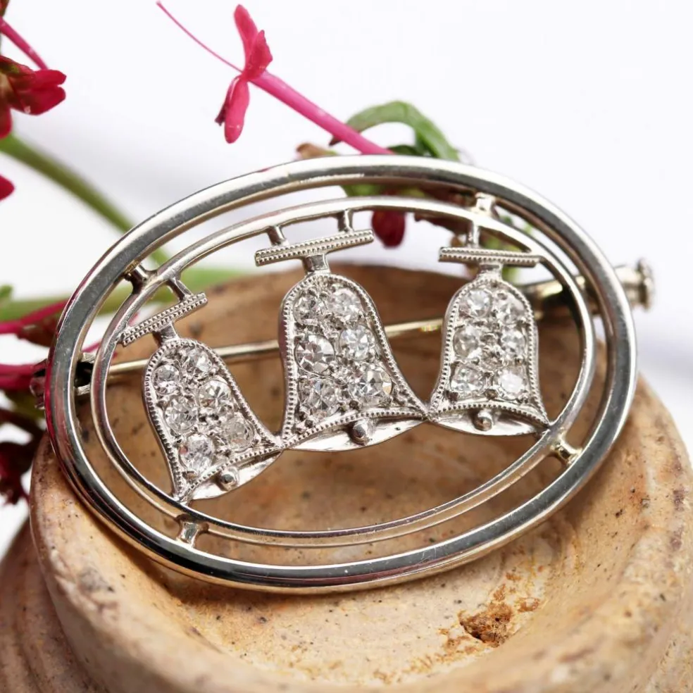 Broche ovales et ses cloches diamantées