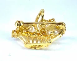 Broche panier en or jaune, 3 perles et 5 diamants