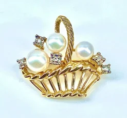 Broche panier en or jaune, 3 perles et 5 diamants