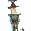 Broche sabre en argent émeraudes perles