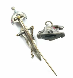Broche sabre en argent émeraudes perles