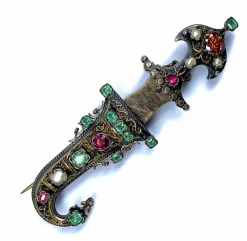 Broche sabre en argent émeraudes perles