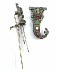 Broche sabre en argent émeraudes perles