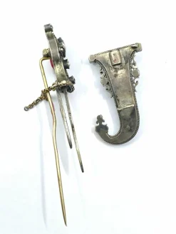 Broche sabre en argent émeraudes perles