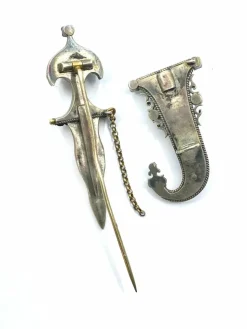 Broche sabre en argent émeraudes perles