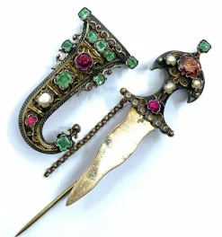 Broche sabre en argent émeraudes perles
