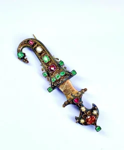 Broche sabre en argent émeraudes perles