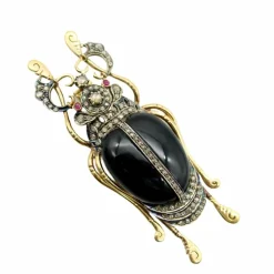 Broche scarabée édouardienne en or et argent sterling avec diamants taille rose, onyx et rubis