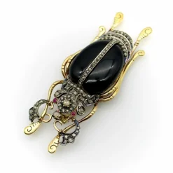 Broche scarabée édouardienne en or et argent sterling avec diamants taille rose, onyx et rubis