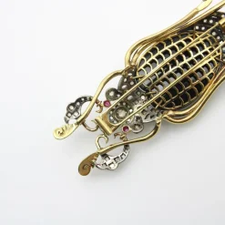 Broche scarabée édouardienne en or et argent sterling avec diamants taille rose, onyx et rubis