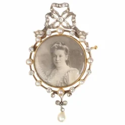 Broche sertie de diamants et de perles