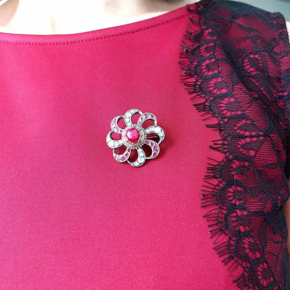 Broche tourbillonnante 19ème siècle rubis étoilé diamants