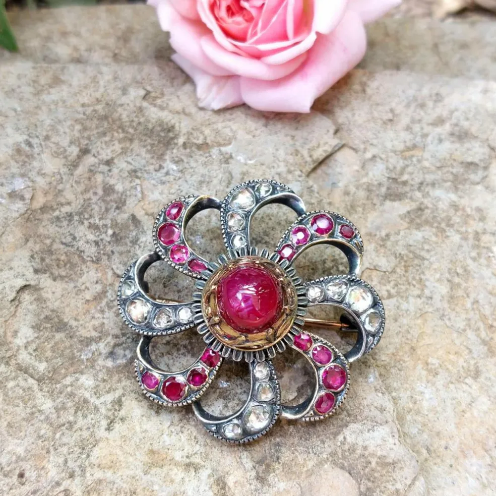 Broche tourbillonnante 19ème siècle rubis étoilé diamants