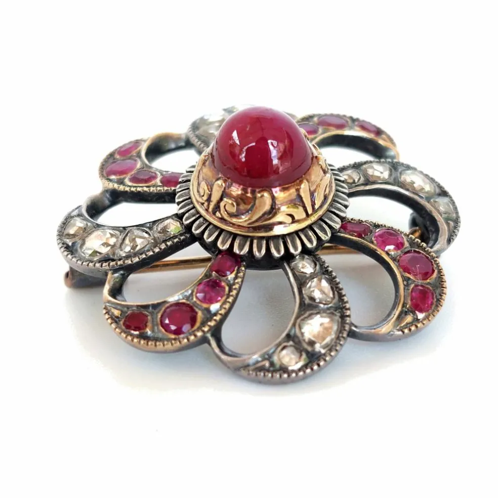 Broche tourbillonnante 19ème siècle rubis étoilé diamants