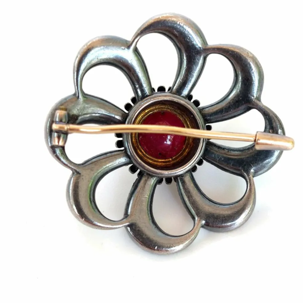 Broche tourbillonnante 19ème siècle rubis étoilé diamants