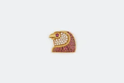 Broche tête d'aigle en or jaune, pavé de rubis et de diamants