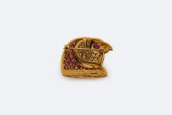 Broche tête d'aigle en or jaune, pavé de rubis et de diamants