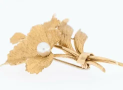 Broche Vineyard feuille en or jaune avec perles