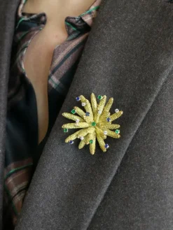 Broche vintage anémone or jaune diamants émeraudes saphirs