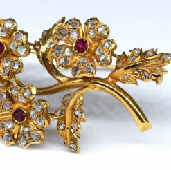 Broche vintage avec rubis brillants et diamants