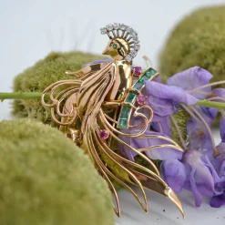 Broche vintage oiseau de paradis diamants émeraudes rubis