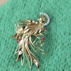 Broche vintage oiseau de paradis diamants émeraudes rubis