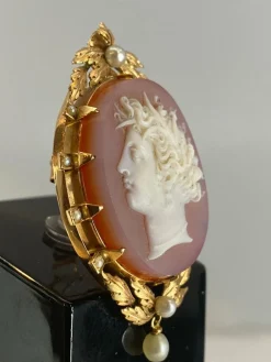 Broche/pendentif camée en agate, perles fines