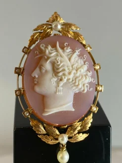 Broche/pendentif camée en agate, perles fines